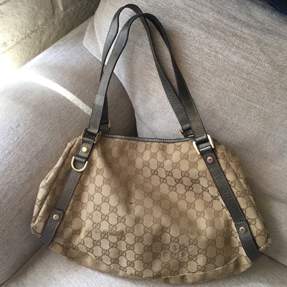 Authentic Gucci Monogram Medium Abbey Shoulder bag. - Picture 2 of 15